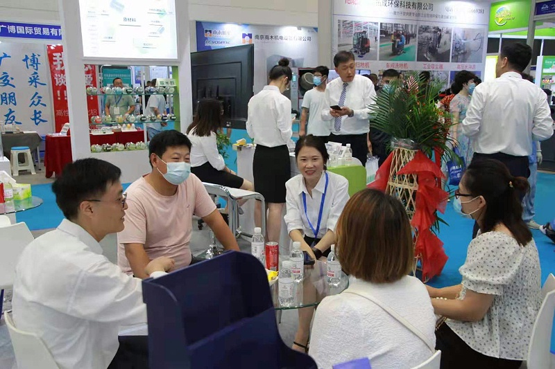 第23届青岛（国际）塑料产业展览会现场，中新华美接待朋友们咨询