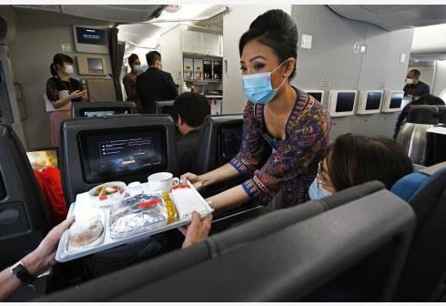 明年起国内航班停供不可降解塑料杯及餐具（图片来自新华社）。