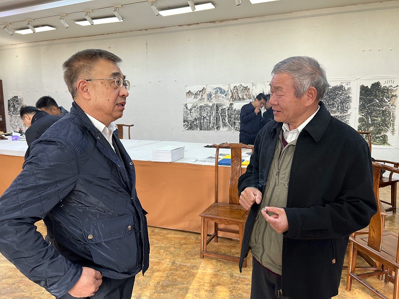 书法家瞿国平（左一）与青岛中新华美董事长殷永祥先生（左二）现场交流