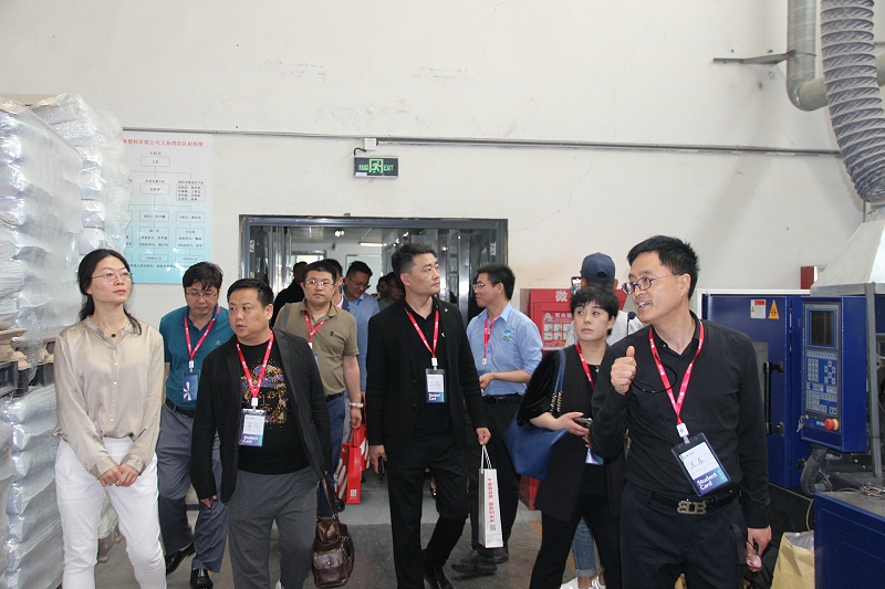 王东总经理带企业家们参观改性塑料的生产流水线
